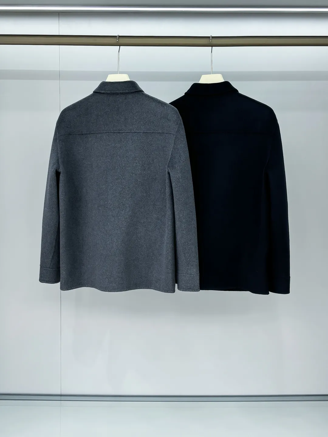 Combination picture (purely handmade) LP & Nuoyoupanya Premium men's wardrobe must-have pure handmade cashmere wool coat. Each piece is sewn by hand. Seamless inside - with packaging. Regarding style and design: If the long coat made of woolen material is too picky about "hardware" and "software", then this set of short coats is enough to accommodate. The streamlined small lapels and straight micro silhouette make the overall style minimalist and youthful at the same time. About the fabric and technology: It is made of 80 wool, 10% mulberry silk, 10% cashmere. The wool is specially processed by imported equipment from Italy, which makes the texture of the cloth quite excellent, with a fluffy and saturated velvet texture. The fabric is soft, delicate and high-end, and the garments have super wrinkle resistance. The entire jacket is hand-sewn by a master craftsman stitch by stitch, and is produced with great ingenuity. Dark stitches are used to outline the edges and three-dimensional contours, keeping the garment minimalist while showing the craftsmanship value. Every stitch and proportion is carefully arranged. Sizes: S-2XL